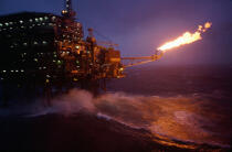 Plate-forme pétrolière Elf de nuit © Philip Plisson / Plisson La Trinité / AA00270 - Nos reportages photos - Industrie pétrolière