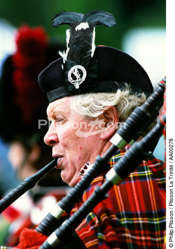 Bagpiper jouant de la cornemuse écossaise. - © Philip Plisson / Plisson La Trinité / AA00278 - Nos reportages photos - Personnage