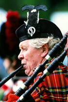 Bagpiper jouant de la cornemuse écossaise. © Philip Plisson / Plisson La Trinité / AA00278 - Nos reportages photos - Métier