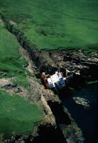Chalutier échoué sur le littoral écossais. © Philip Plisson / Plisson La Trinité / AA00288 - Nos reportages photos - Cimetière marin