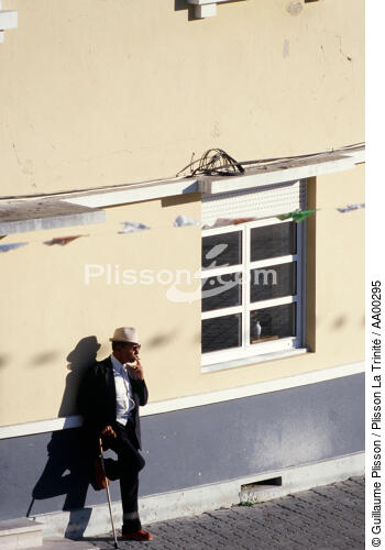 Homme adossé à une maison dans l'Aveiro. - © Guillaume Plisson / Plisson La Trinité / AA00295 - Photo Galleries - People