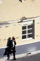 Homme adossé à une maison dans l'Aveiro. © Guillaume Plisson / Plisson La Trinité / AA00295 - Nos reportages photos - Site [Por]