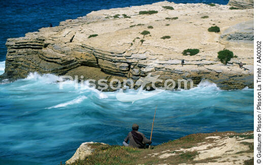 un pêcheur à la ligne sur le Cabo Carvoeiro. - © Guillaume Plisson / Plisson La Trinité / AA00302 - Nos reportages photos - Environnement