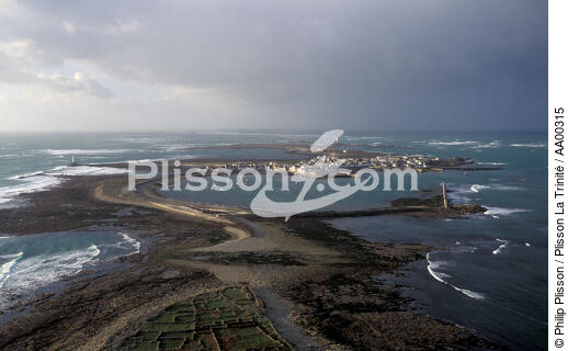 Vue aérienne de l'île de Sein. - © Philip Plisson / Plisson La Trinité / AA00315 - Nos reportages photos - Vue aérienne