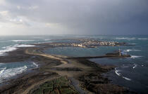 Vue aérienne de l'île de Sein. © Philip Plisson / Plisson La Trinité / AA00315 - Nos reportages photos - Bretagne