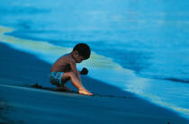 Enfant jouant sur une plage. © Philip Plisson / Plisson La Trinité / AA00318 - Photo Galleries - Coastal landscape