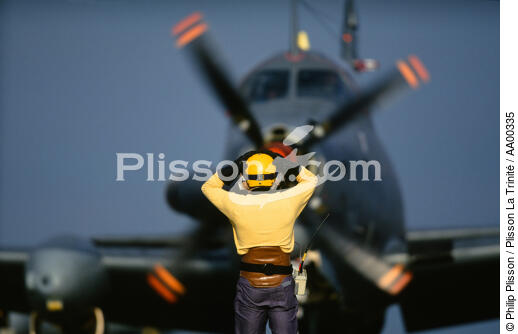 Avion militaire sur le Clémenceau. - © Philip Plisson / Plisson La Trinité / AA00335 - Nos reportages photos - Horizontal