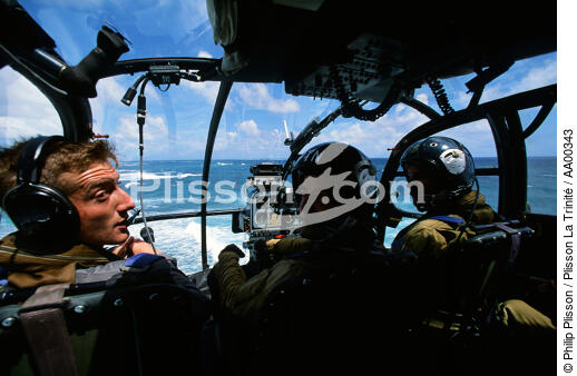 Hélicoptère militaire et son équipage. - © Philip Plisson / Plisson La Trinité / AA00343 - Nos reportages photos - Marine nationale