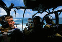 Hélicoptère militaire et son équipage. © Philip Plisson / Plisson La Trinité / AA00343 - Photo Galleries - Maritime activity