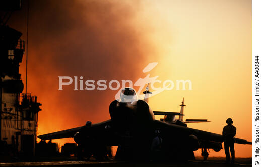 Avion militaire sur le Clémenceau. - © Philip Plisson / Plisson La Trinité / AA00344 - Nos reportages photos - Marine nationale