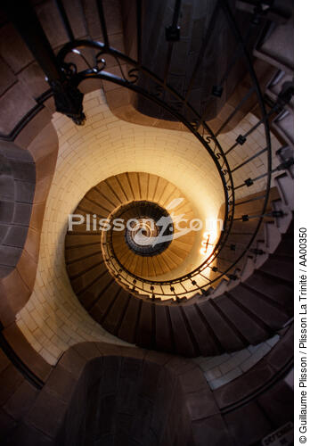Intérieur du phare d'Eckmühl, vue de l'escalier en colimaçon. - © Guillaume Plisson / Plisson La Trinité / AA00350 - Nos reportages photos - Finistère