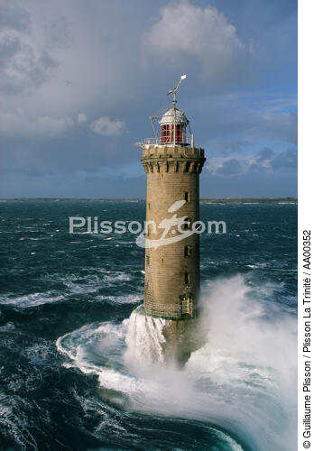Le phare de Kéréon dans l'archipel de Molène. - © Guillaume Plisson / Plisson La Trinité / AA00352 - Nos reportages photos - Phare