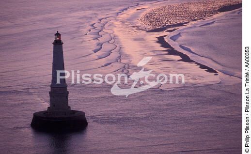 Le phare de Cordouan en contre-jour. - © Philip Plisson / Plisson La Trinité / AA00353 - Photo Galleries - Maritime activity