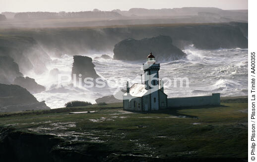 Le phare des Poulains (Belle-île) un jour de tempête. - © Philip Plisson / Plisson La Trinité / AA00355 - Nos reportages photos - Bretagne