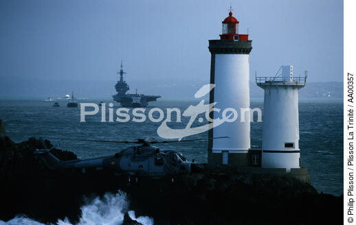Premier plan : le Petit-Minou. Second plan : Le Charles De Gaulle. - © Philip Plisson / Plisson La Trinité / AA00357 - Photo Galleries - Lighthouse [29]
