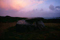 Un mégalithe irlandais au soleil couchant. © Philip Plisson / Plisson La Trinité / AA00361 - Nos reportages photos - Nuage
