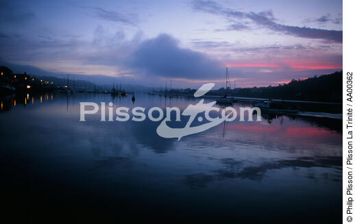 Lever du soleil dans un port irlandais. - © Philip Plisson / Plisson La Trinité / AA00362 - Nos reportages photos - Irlande, l'île verte
