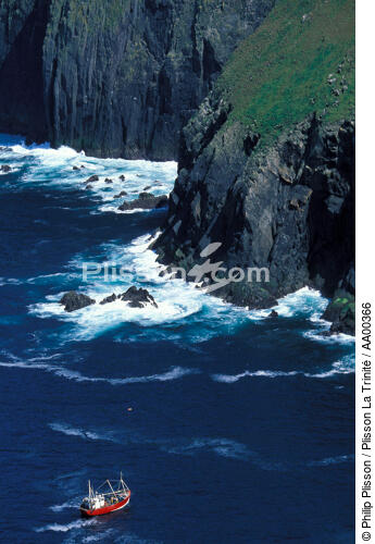 Un petit chalutier près d'une falaise irlandaise. - © Philip Plisson / Plisson La Trinité / AA00366 - Nos reportages photos - Pêche côtière