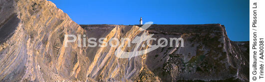 Le phare de cabo Espichel (Portugal) surplombant des falaises. - © Guillaume Plisson / Plisson La Trinité / AA00381 - Nos reportages photos - Activité maritime