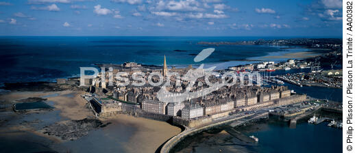 Saint-Malo intra muros vue du ciel. - © Philip Plisson / Plisson La Trinité / AA00382 - Nos reportages photos - Marée basse