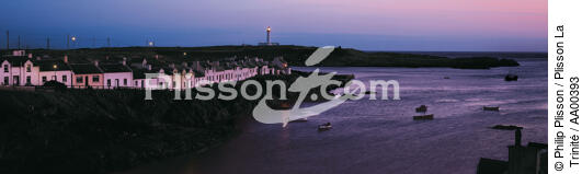 Portnahaven harbor at sunset. - © Philip Plisson / Plisson La Trinité / AA00393 - Photo Galleries - Lighthouse