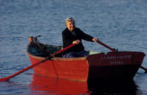 Ernestine dans le Golfe du Morbihan © Philip Plisson / Plisson La Trinité / AA00397 - Nos reportages photos - Bateau à rames
