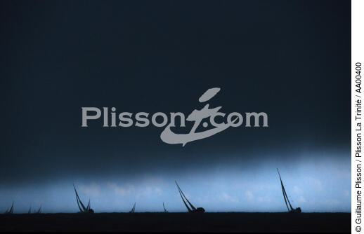Entrainement d'hiver, sous le grain - © Guillaume Plisson / Plisson La Trinité / AA00400 - Photo Galleries - Racing monohull