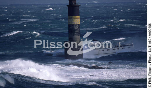 Le Fromveur dans la tempête. - © Philip Plisson / Plisson La Trinité / AA00406 - Nos reportages photos - Activité maritime