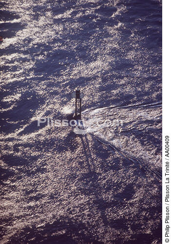 Balise en contre-jour. - © Philip Plisson / Plisson La Trinité / AA00409 - Photo Galleries - Maritime activity