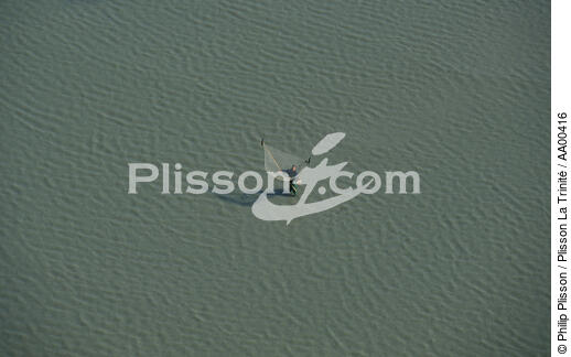 Homme portant un carrelet sur fond de plage, - © Philip Plisson / Plisson La Trinité / AA00416 - Nos reportages photos - Vue aérienne