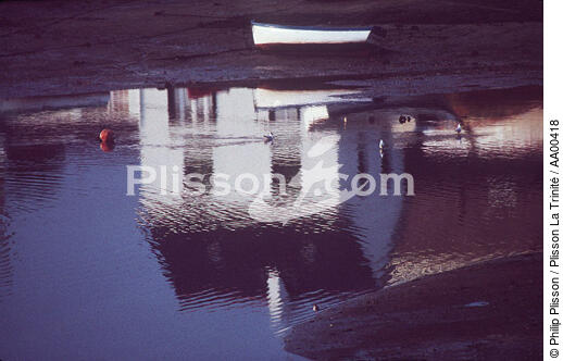 Reflet d'une maison de pêcheur sur l'eau. - © Philip Plisson / Plisson La Trinité / AA00418 - Nos reportages photos - Environnement