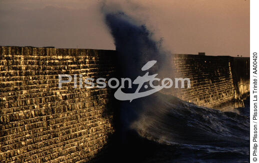Une vague à l'assaut du port de Quiberon. - © Philip Plisson / Plisson La Trinité / AA00420 - Nos reportages photos - Environnement