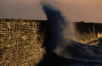 Une vague à l'assaut du port de Quiberon. © Philip Plisson / Plisson La Trinité / AA00420 - Nos reportages photos - Bretagne