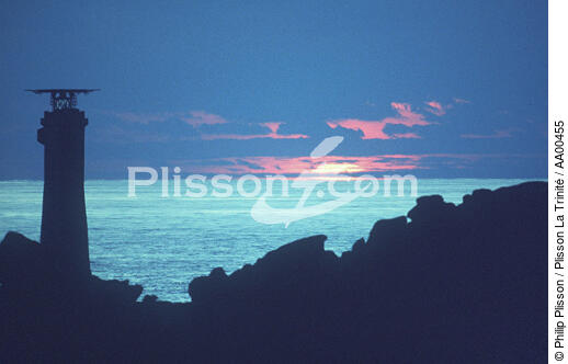 Coucher de soleil sur Nividic (île de Ouessant, Finistère, 29). - © Philip Plisson / Plisson La Trinité / AA00455 - Nos reportages photos - Phare [29]