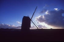 Le moulin de Caraes sur la route de Créac'h ( Ouessant, Finistère, 29). © Philip Plisson / Plisson La Trinité / AA00458 - Nos reportages photos - Lumière