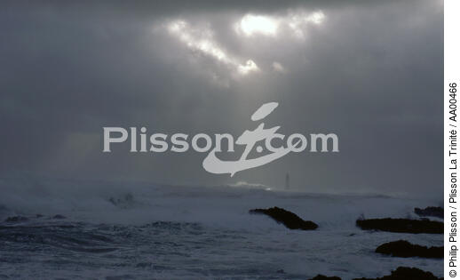Vent contre-courant dans le Fromveur avec en arrière plan le phare de La Jument ( île de Ouessant, Finistère, 29) - © Philip Plisson / Plisson La Trinité / AA00466 - Nos reportages photos - Phare [29]