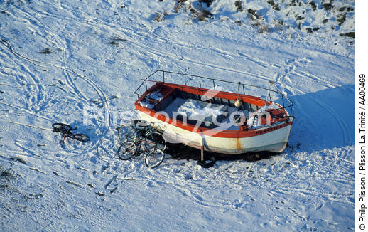 Bateau hiverné sur la neige. - © Philip Plisson / Plisson La Trinité / AA00469 - Nos reportages photos - Activité maritime