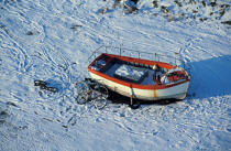 Bateau hiverné sur la neige. © Philip Plisson / Plisson La Trinité / AA00469 - Photo Galleries - Maritime activity