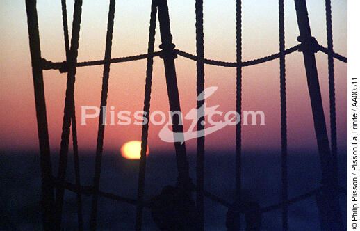 Coucher de soleil sur le HMS Rose. - © Philip Plisson / Plisson La Trinité / AA00511 - Nos reportages photos - Monocoque