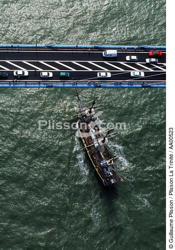 Le HMS Rose passant sous le pont de Saint Nazaire, pendant l'Armada. - © Guillaume Plisson / Plisson La Trinité / AA00523 - Nos reportages photos - Monocoque