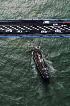 Le HMS Rose passant sous le pont de Saint Nazaire, pendant l'Armada. © Guillaume Plisson / Plisson La Trinité / AA00523 - Nos reportages photos - Trois-mâts barque frégate