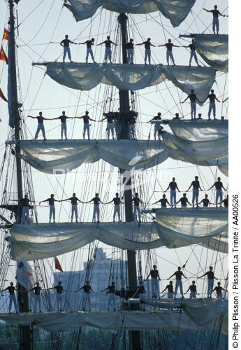 Equipage de L'Esmeralda sur les vergues pendant l'Armada de Rouen. - © Philip Plisson / Plisson La Trinité / AA00526 - Nos reportages photos - Monocoque