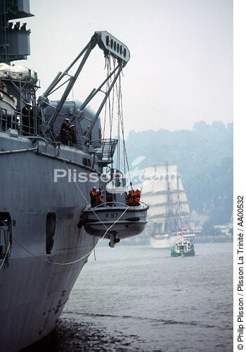 Bateau militaire pendant l'armada, grand voilier en arrière plan. - © Philip Plisson / Plisson La Trinité / AA00532 - Nos reportages photos - Seine Maritime