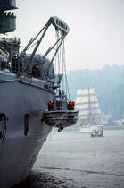 Bateau militaire pendant l'armada, grand voilier en arrière plan. © Philip Plisson / Plisson La Trinité / AA00532 - Nos reportages photos - Marine nationale