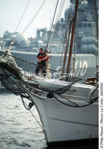 Joueur de cornemuse sur la proue d'un voilier. - © Philip Plisson / Plisson La Trinité / AA00540 - Photo Galleries - Armada [The]