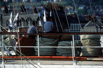 Jeunes hommes sur les cordages d'un voilier. © Philip Plisson / Plisson La Trinité / AA00541 - Photo Galleries - Boat