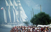 La foule est nombreuse devant le Statsraad Lehmkuhl © Philip Plisson / Plisson La Trinité / AA00542 - Photo Galleries - Boat