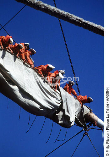 Marins en train de ferler les voiles. - © Philip Plisson / Plisson La Trinité / AA00544 - Nos reportages photos - Métier