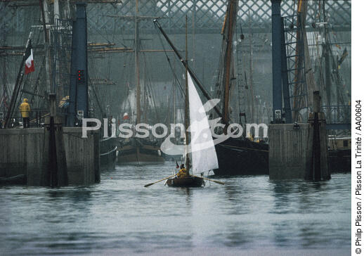 Petit voilier dans le port de Douarnenez (Port-Rhu). - © Philip Plisson / Plisson La Trinité / AA00604 - Nos reportages photos - Port-Rhu