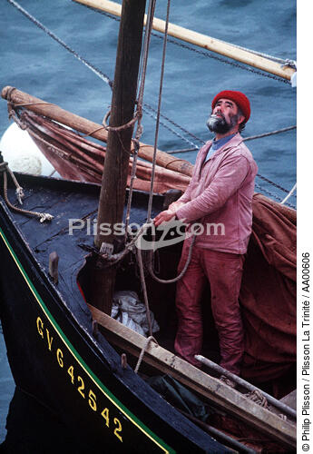 Pêcheur sur son bateau. - © Philip Plisson / Plisson La Trinité / AA00606 - Nos reportages photos - Manoeuvre